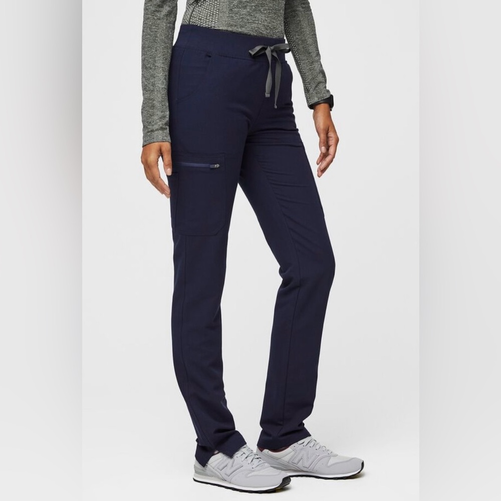 Figs navy yola skinny straight cargo scrub pant with tons of pockets XXS Tall